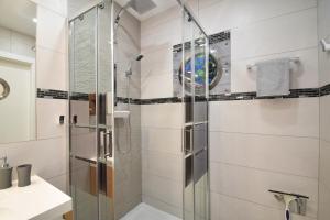 a bathroom with a shower with a glass door at Apartament Dobra Energia Kołobrzeg in Kołobrzeg