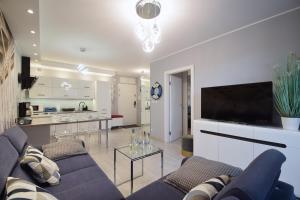 Kuchnia lub aneks kuchenny w obiekcie Apartament Dobra Energia Kołobrzeg