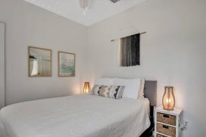 Postel nebo postele na pokoji v ubytování Classy 4BDRM Home W/Pool Mins To Beach and Shops!
