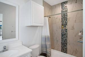 Bilik mandi di Classy 4BDRM Home W/Pool Mins To Beach and Shops!