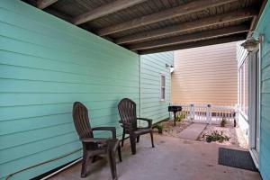 Balkoni atau teres di Classy 4BDRM Home W/Pool Mins To Beach and Shops!