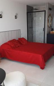 Säng eller sängar i ett rum på Cap d'Agde Naturiste Héliopolis C SEARENA