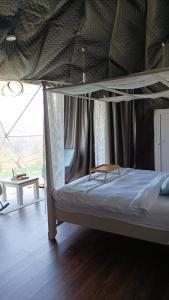 Voodi või voodid majutusasutuse Serene Glamping سيرين toas