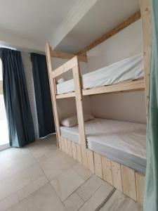 1 dormitorio con 2 literas en una habitación en Bretema en Lugo