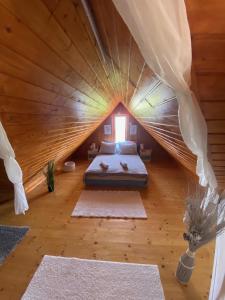 1 dormitorio con 1 cama en un ático de madera en Paloznak Panoráma, en Paloznak