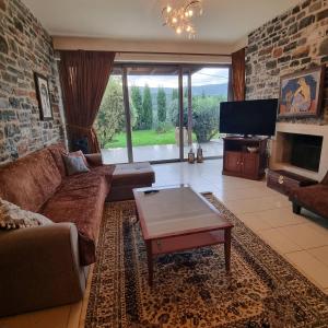 a living room with a couch and a tv at Villa Vigneto 