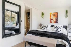 een slaapkamer met een grote spiegel en een bed bij Suite Bastide Magdaleyna Mougins in Mougins