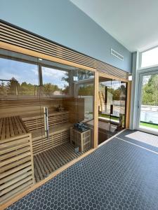 Habitación con sauna y ventana grande de cristal. en Villa Bauhaus Dream Deluxe T en Siófok