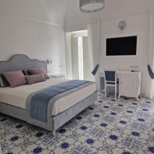 Postel nebo postele na pokoji v ubytování Suites in the Amalfi Coast - GuestHouse with Terrace near Amalfi - Breathtaking View of Ravello