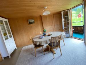 ein Esszimmer mit einem Tisch und einigen Stühlen in der Unterkunft Staubbachbänkli in Wengen