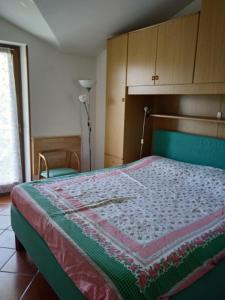1 dormitorio con 1 cama con edredón en Villa Mori, en Gradoli