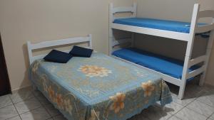 a bedroom with a bed and a bunk bed at Casa Sol & Mar in Itanhaém +19 photos
