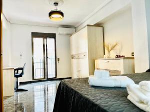 sypialnia z łóżkiem, biurkiem i oknem w obiekcie Playa Bonita Apartment w mieście Puerto de Sagunto