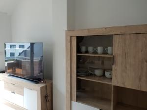 drewniana szafka z talerzami i miskami w obiekcie Vila, 132 w mieście Barreiros
