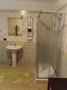 een badkamer met een douche en een wastafel bij B&B Kazakova in Domusnovas