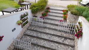 een trap met bloemen en een wit hek bij La Macchia in Melendugno