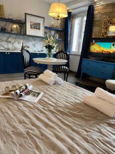 1 dormitorio con 1 cama, TV y mesa en La Dolce Vita luxury Apartments with BEST FREE PRIVATE PARKING IN CITY CENTER, en Pula