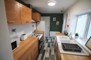 uma cozinha com um lavatório e um fogão forno superior em Windsor 3 - Perfect Contractor Stay Free Parking 3 bedroom 4 beds Sleeps 6 em Gateshead