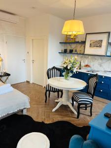 sala de estar con mesa y sillas y cocina en La Dolce Vita luxury Apartments with BEST FREE PRIVATE PARKING IN CITY CENTER, en Pula