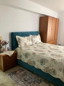 卡羅維西的住宿－Dimitra's house at Karlovasi，一间卧室配有一张床和一个木制橱柜