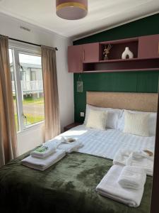 Postel nebo postele na pokoji v ubytování Marianne Bay - Southerness Caravan Park with Sea View - Pet Friendly