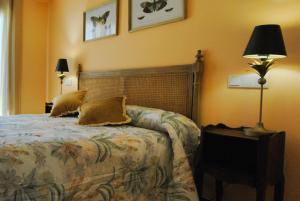 1 dormitorio con 1 cama y 1 lámpara en una mesa en La Centralita de la Abuela, en Segovia
