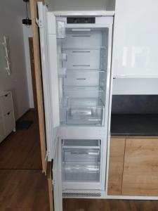 um frigorífico vazio com a porta aberta num quarto em Fachpol Apartments Sienkiewicza 22D em Zamość