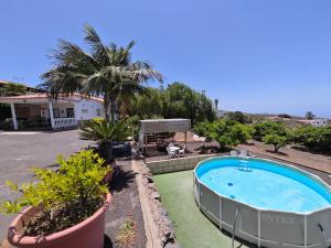 a hot tub in a yard with plants at CASA familiar en un entorno natural en Tenerife Sur in Adeje