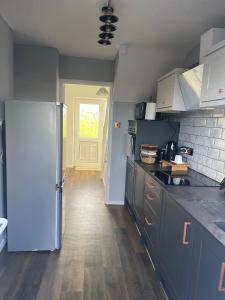 Small Doble, Shared House في بريستول: مطبخ مع ثلاجة وممر