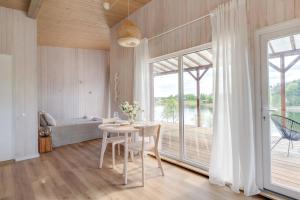 Habitación con mesa, cama y ventana en Pineplace twins en Žaugėdai