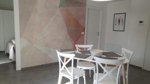 uma sala de jantar com mesa e cadeiras em CASA DI PATTY em Bari Palese