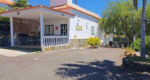 mały biały dom z drzewem przed nim w obiekcie CASA familiar en un entorno natural en Tenerife Sur w Adeje