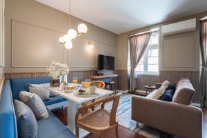 ein Wohnzimmer mit einem Tisch und einem Sofa in der Unterkunft Victoria Project - Apartments - Private Parking in Porto