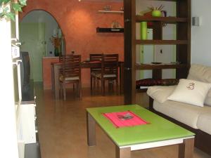 Posedenie v ubytovaní Apartament amb jardí privat i piscina