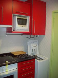 Kuchyňa alebo kuchynka v ubytovaní Apartament amb jardí privat i piscina