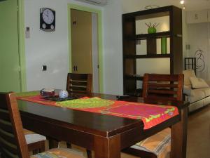 Posedenie v ubytovaní Apartament amb jardí privat i piscina