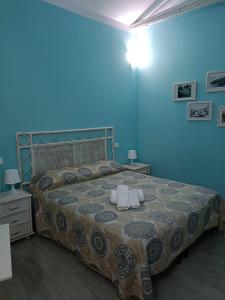 トロペアにあるB&B Casa Tropeaのベッドルーム1室(ベッド1台、タオル2枚付)