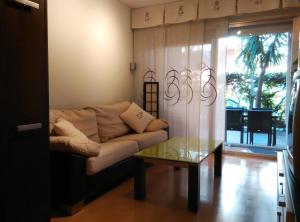 Posedenie v ubytovaní Apartament amb jardí privat i piscina