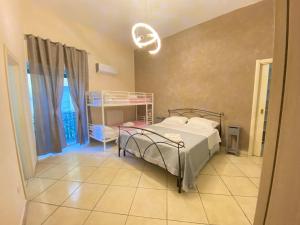 1 dormitorio con cama y ventana grande en Casa vacanze Paradise, en Castellammare di Stabia