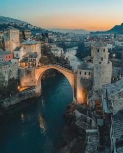 un puente sobre un río en una ciudad en Lux Old Bridge, en Mostar