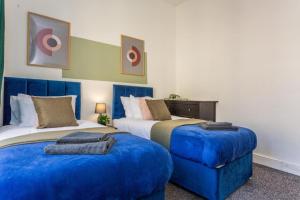 En eller flere senger på et rom på Triplex Apartment in Central Newcastle - Sleeps 10