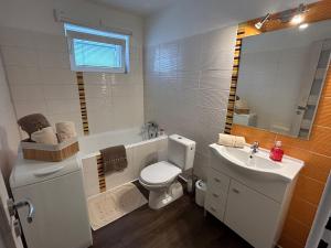 Bilik mandi di Komfortný apartmán s bazénom a súkromným parkoviskom - 24h self check-in +20 gambar