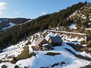 - une vue aérienne sur une maison sur une montagne enneigée dans l'établissement Almhütte Möschbauer Nähe Redbull Ring, à Rottenmann
