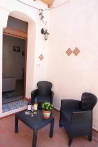 ein Wohnzimmer mit 2 Stühlen und einem Tisch in der Unterkunft Giulietta Normanna in Sciacca