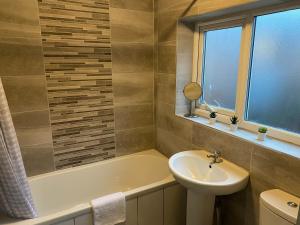 Ένα μπάνιο στο Overhill 3 bedroom flat 5 beds, free parking, ideal for Contractors