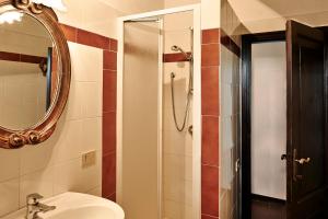 Un baño con lavabo, espejo y ducha. en Colle Val D'Elsa - Agriturismo Bardeggiano, en Colle Val D'Elsa 24 fotos más