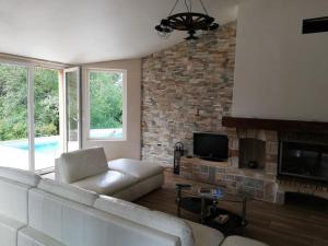 TV a/nebo společenská místnost v ubytování Villa, proche plages, 4 chambres avec piscine privée. + 45 fotografií