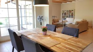 a wooden table and chairs in a living room at Błękitny Domek in Wydminy +36 photos