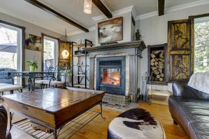 a living room with a fireplace and a couch at Gite le petit Manoir Vue sur rivière St Maurice in Grandes-Piles