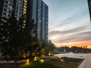 einen Sonnenuntergang in einer Stadt mit einem großen Gebäude in der Unterkunft MyHome 2B At Seri Kembangan With A View in Seri Kembangan